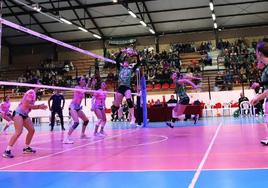 Camila Olguín monta una jugada de ataque.