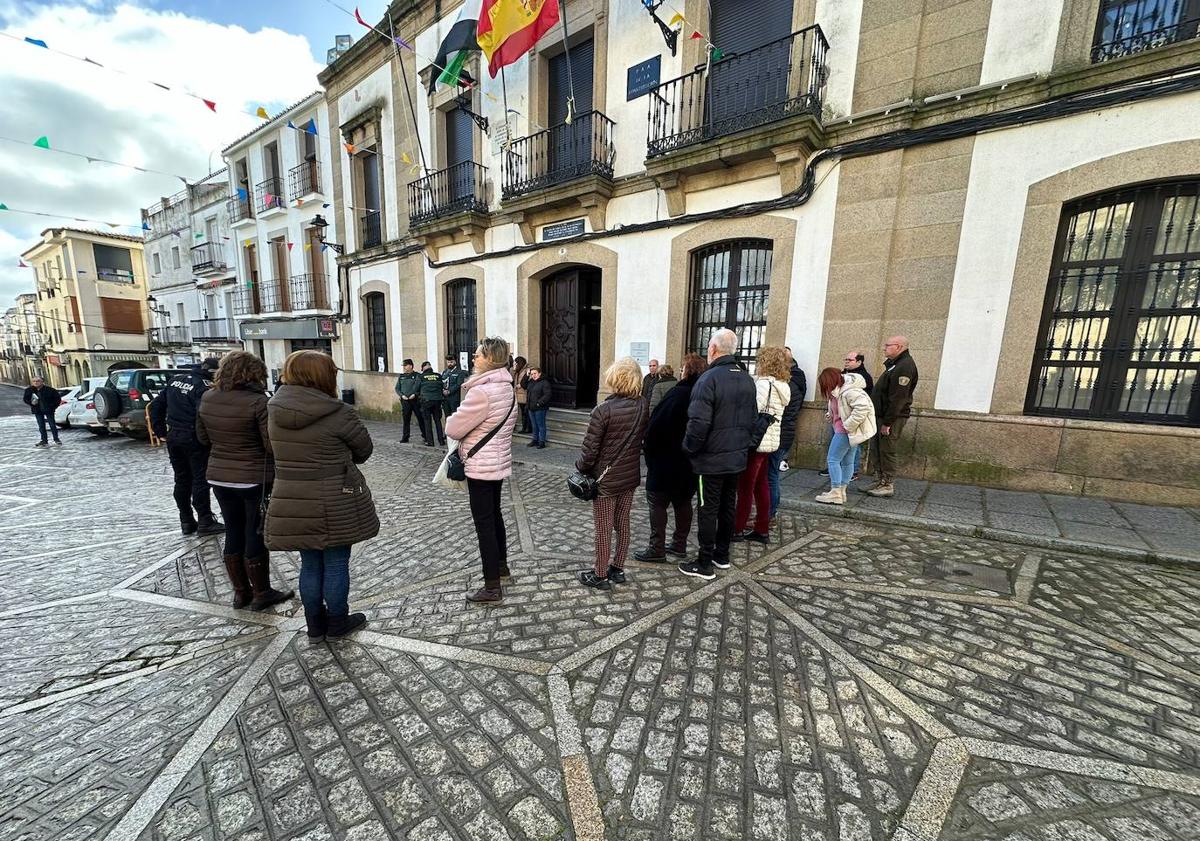 Imagen principal - Arroyo de la Luz se une a las protestas por el asesinato de los dos Guardias Civiles en Barbate