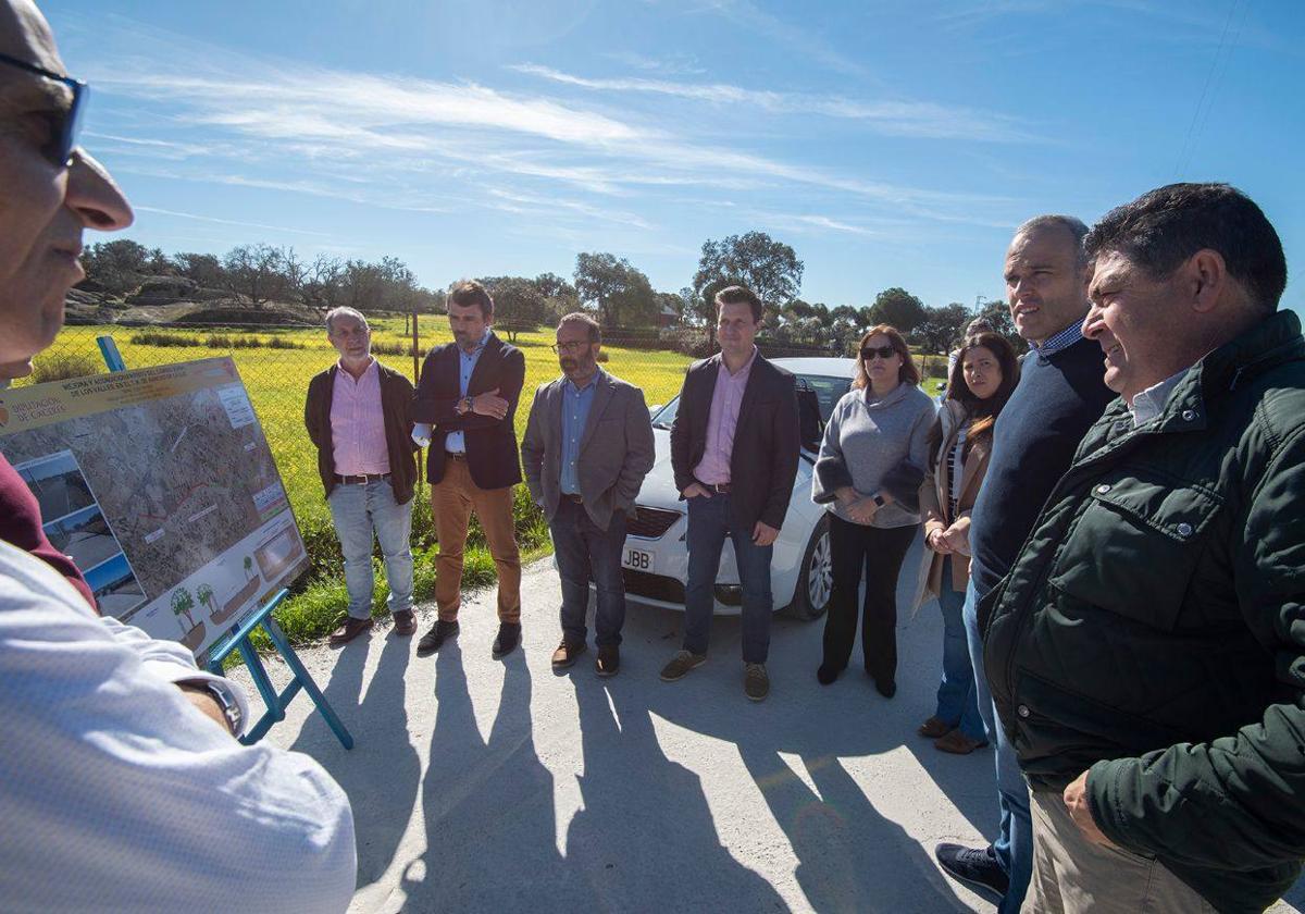 El presidente de la Diputación visita el camino La Calleja Del Valle