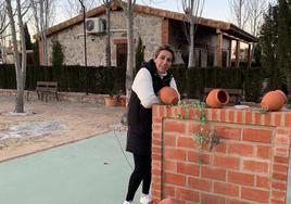 María José Tato frente a una de las casas del Complejo La Paloma.