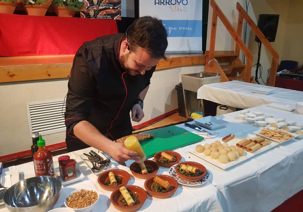 Imagen principal - David Berdejo muestra tres formas de comer las tradicionales coles con buche