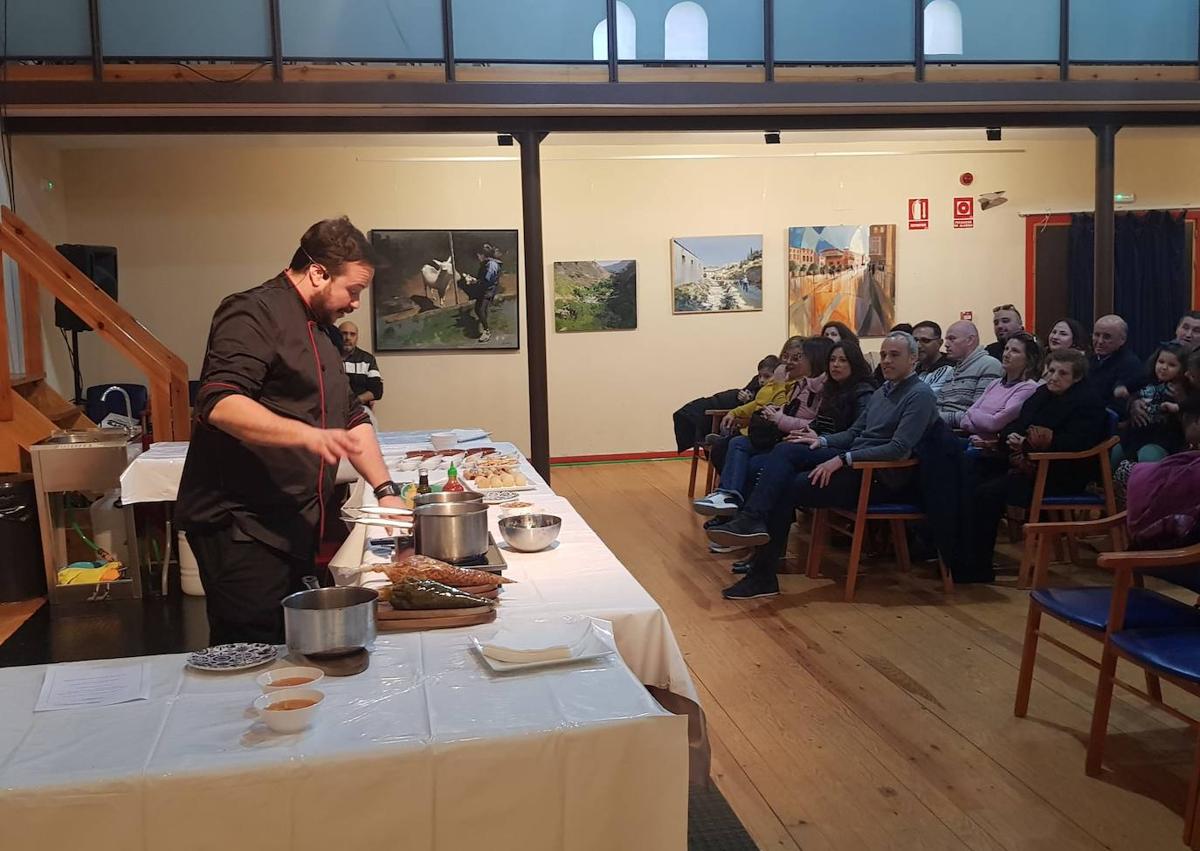 Imagen secundaria 1 - David Berdejo muestra tres formas de comer las tradicionales coles con buche
