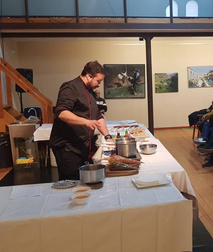 Imagen secundaria 2 - David Berdejo muestra tres formas de comer las tradicionales coles con buche