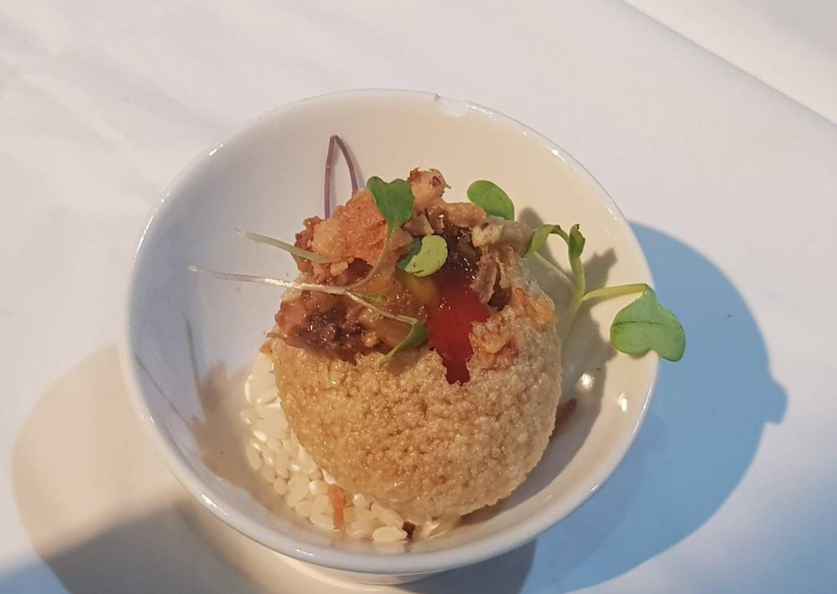 Imagen secundaria 1 - David Berdejo muestra tres formas de comer las tradicionales coles con buche