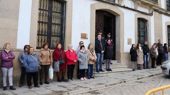 Arroyo de la Luz guarda un minuto de silencio por las víctimas del incendio de Valencia