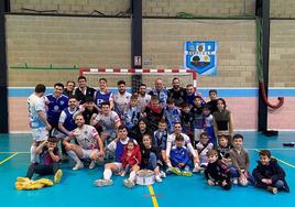 El equipo arroyano celebra la victoria en el campo.
