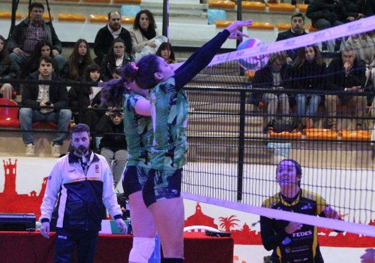 Raquel del Álamo anota un punto en una acción de bloqueo.