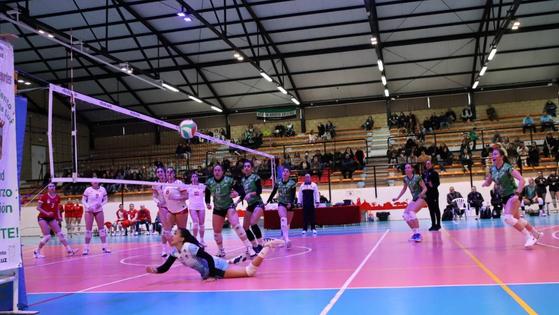 El Extremadura Arroyo liquida por la vía rápida a Covadonga (3-0) y sigue soñando con clasificarse para el ascenso