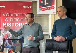 Miguel Ángel Gallardo junto a Carlos Carlo, alcalde de Arroyo de la Luz, en su visita a la sede local durante la presentación de su proyecto.