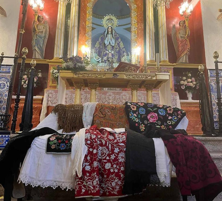 Imagen secundaria 1 - Los descendientes de 'los Gutiérrez' donan dos refajos al grupo folklórico 'El Pandero'