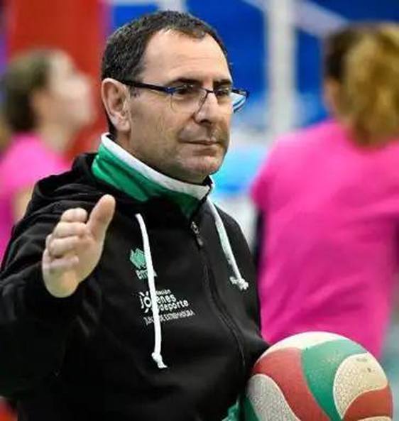Adolfo Gómez: «Aparte de lo que pase en La Coruña, ser terceras con todo lo ocurrido es para felicitar el equipo y a Flavia»