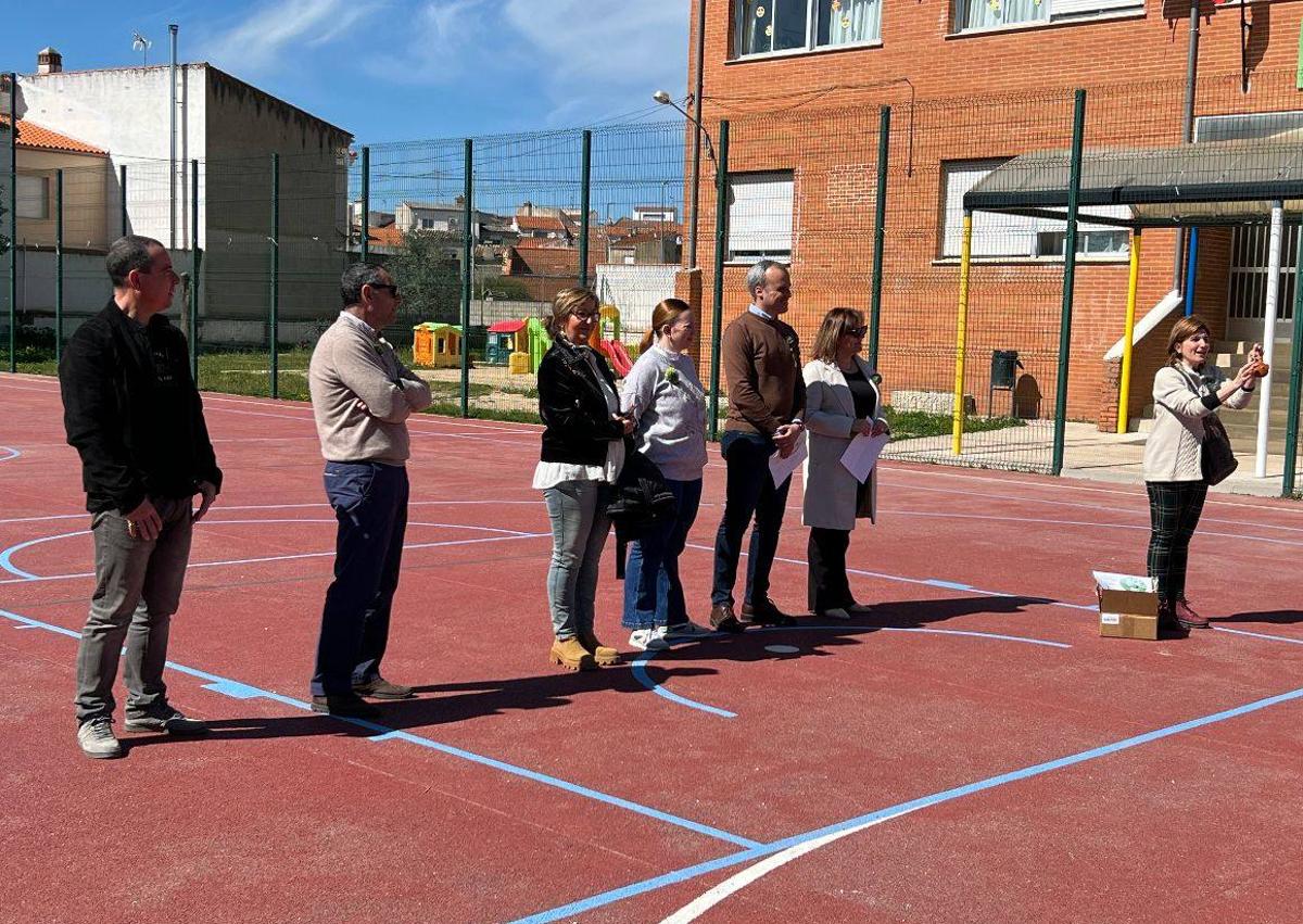 Imagen secundaria 1 - Arriba, entrega del premio. Debajo, autoridades asistentes al acto.