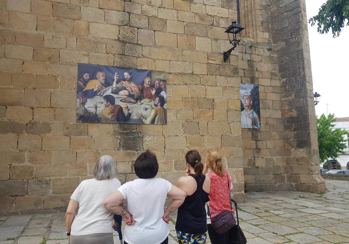 Imagen principal - Exposición exterior y cuadro de la exposición interior.