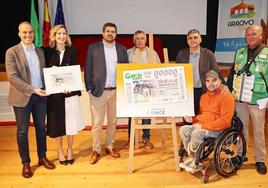 Alcalde Carlos Caro, delegado de once, Ferando Iglesias, directora, Isabel Góngora, Javier Garcinuño, presidente APDISLUZ, Iván Durán, y los vendedores de la ONCE, Albino y José.