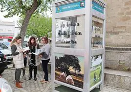 Bibliocabina situada en el plaza de la Constitución.