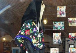 Uno de los trajes expuestos en la Oficina de Turismo.