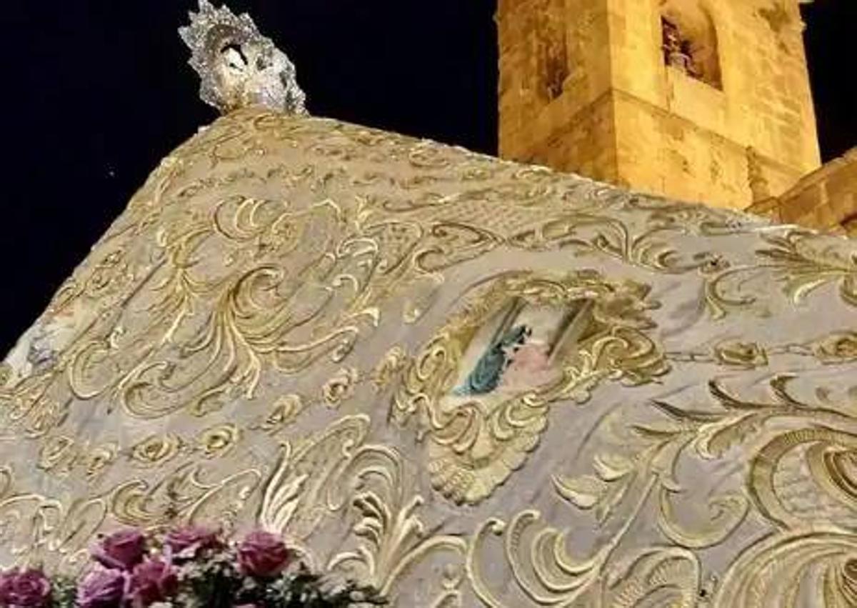 Imagen secundaria 1 - La Virgen lucirá este año el manto de paseo de color rosa