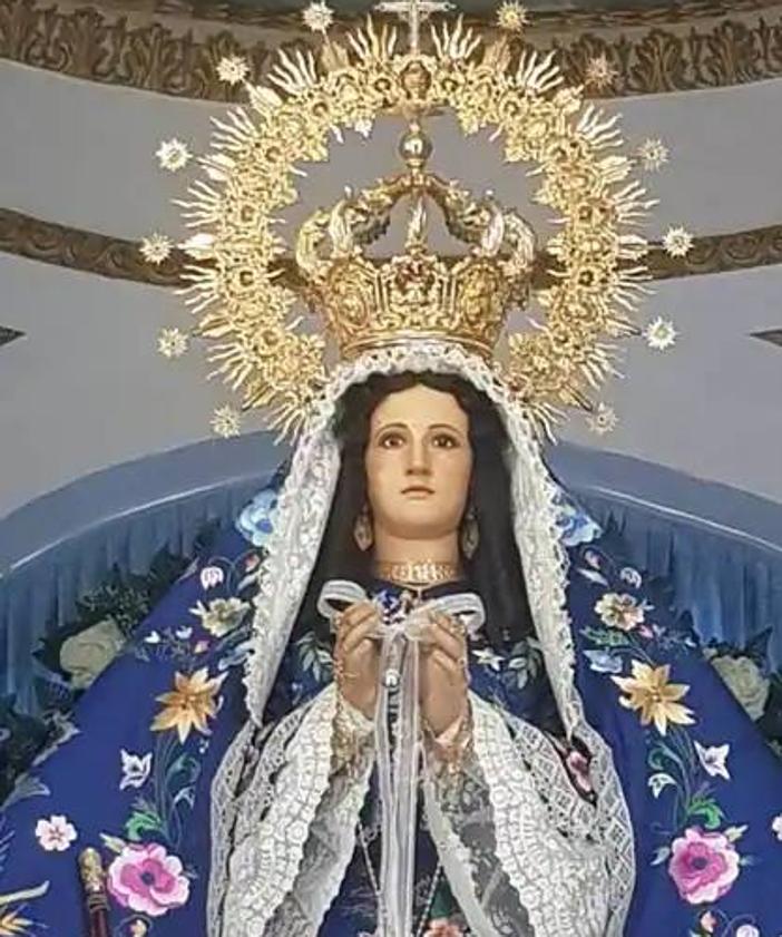 Imagen principal - La Virgen lucirá este año el manto de paseo de color rosa