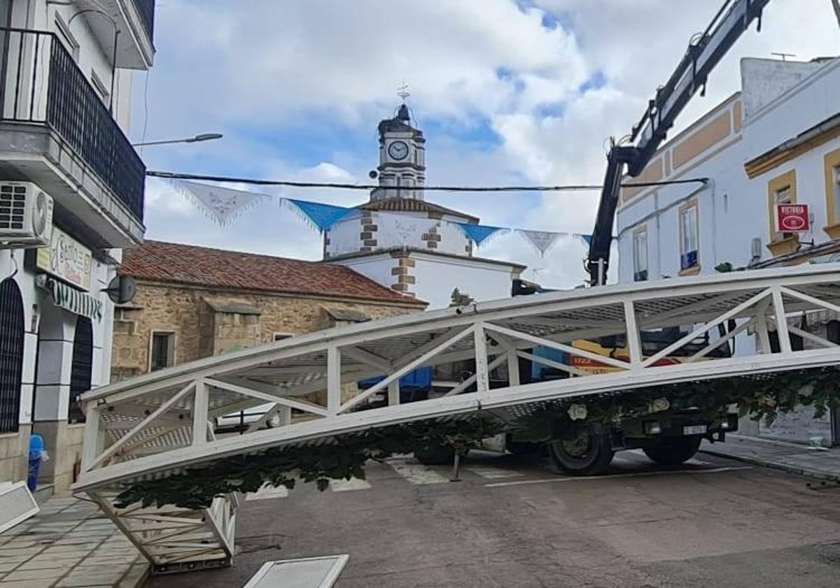 Imagen principal - Primeros pañuelos colocados en la entrada de La Corredera.