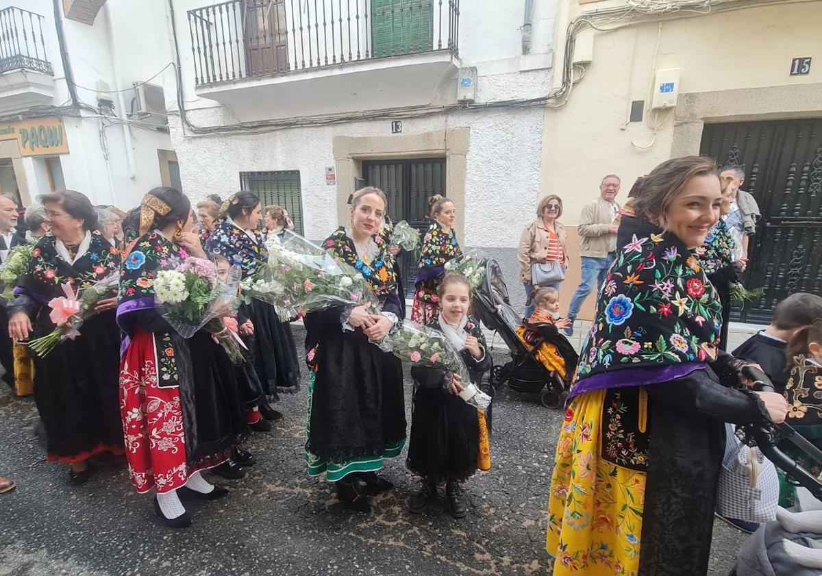 Imagen principal - Arroyo se engalanó ayer para recibir a su Patrona