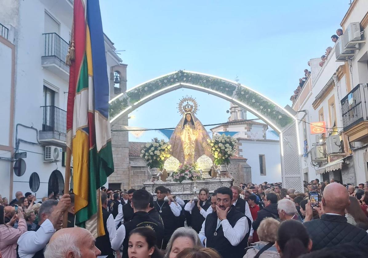 Imagen principal - Arroyo se engalanó ayer para recibir a su Patrona