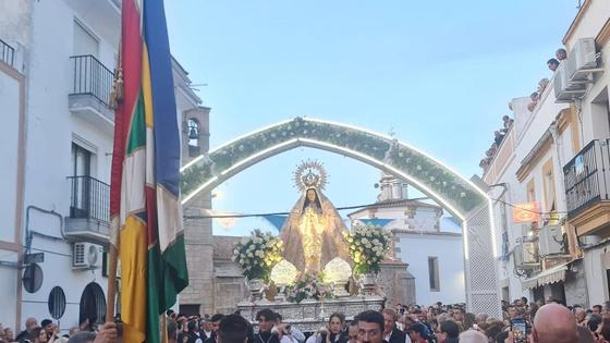 Arroyo se engalanó ayer para recibir a su Patrona