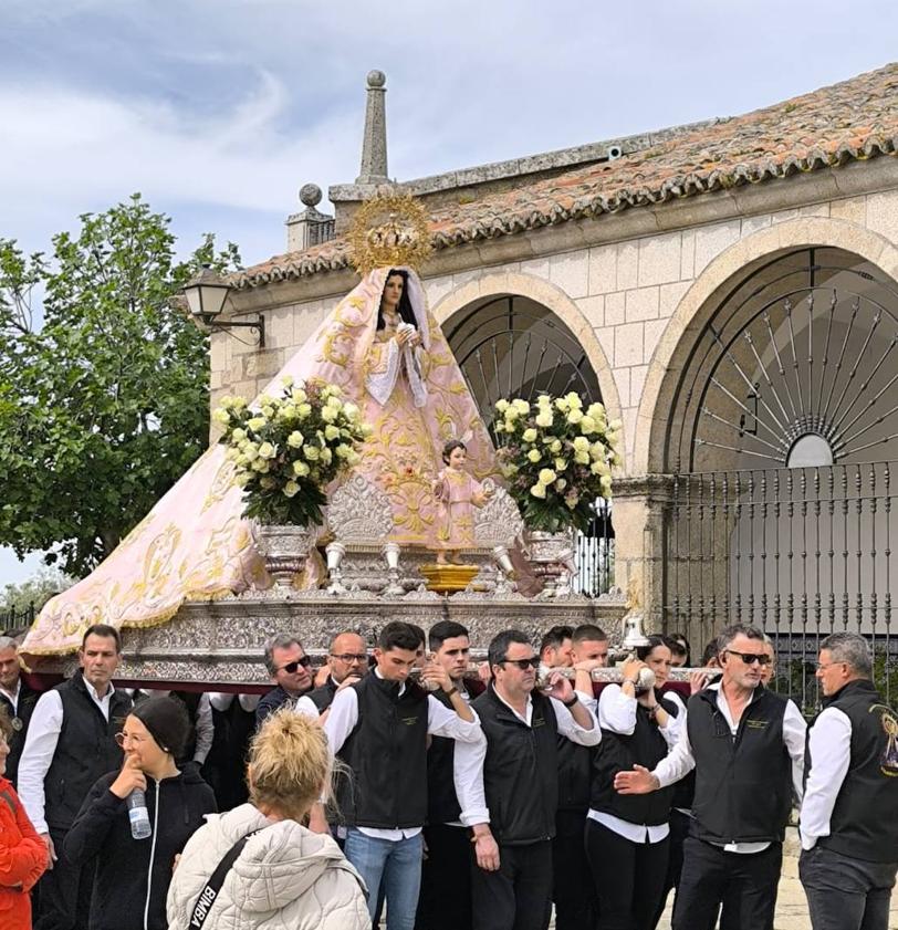 Imagen principal - Salida de la Virgen de su Santuario.