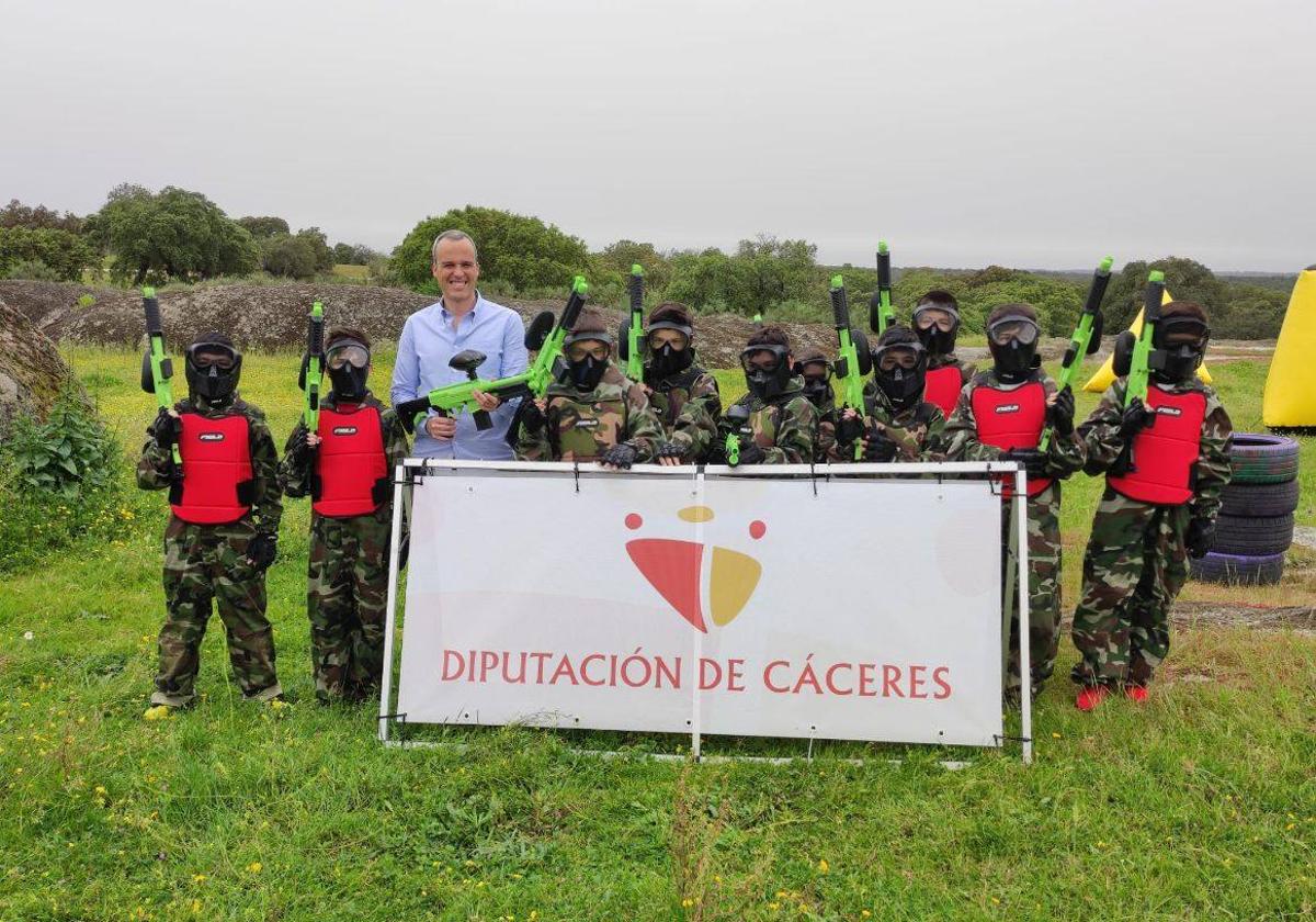 El alcalde, Carlos Caro, junto algunos los particiapnetes de la jornada de Paintball.