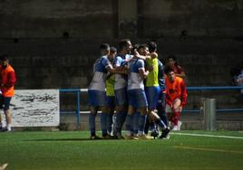 El Arroyo CP celebrando uno de los goles de la tarde.