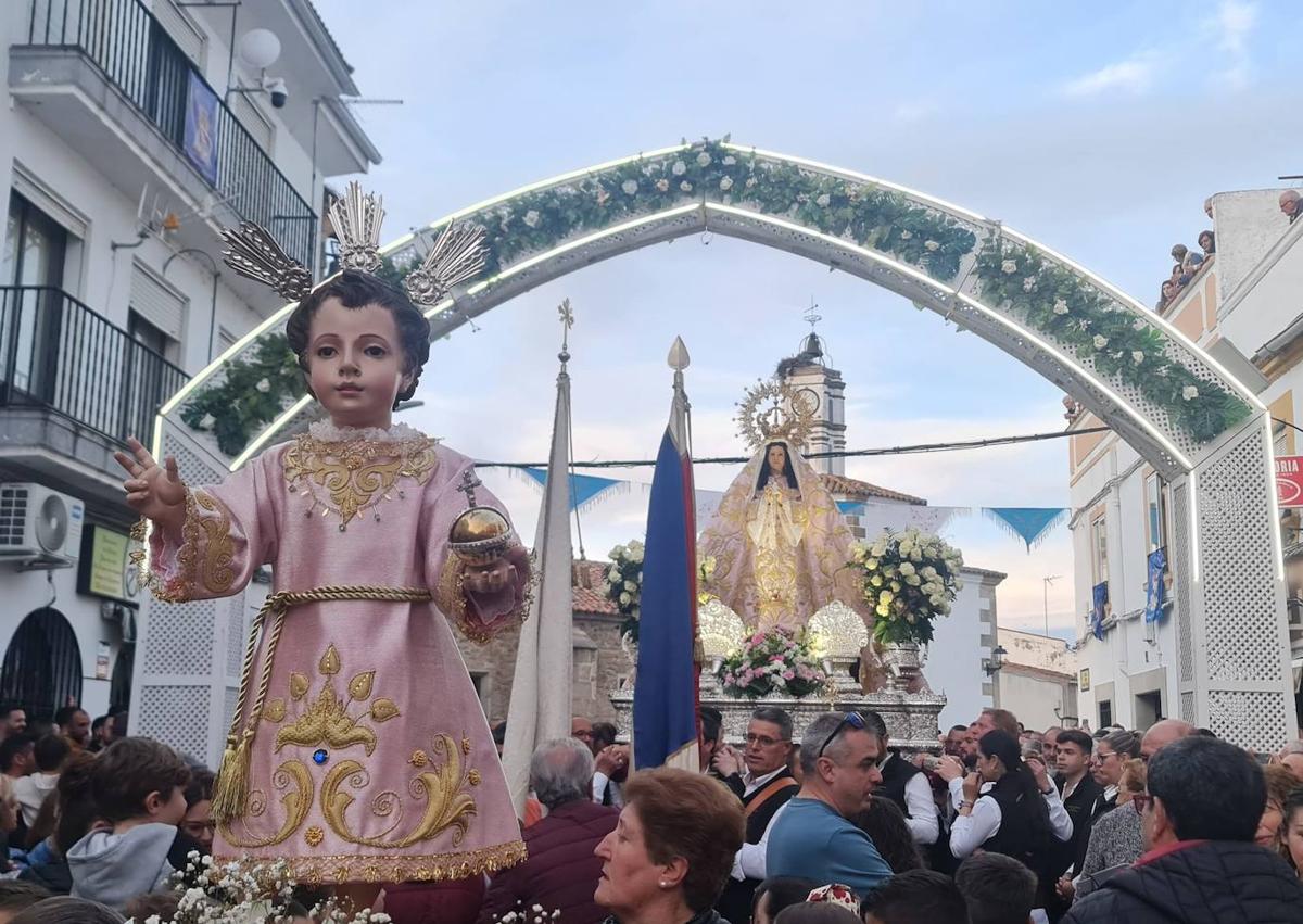 Imagen secundaria 1 - Los arroyanos arroparon una vez más a su patrona en la vuelta a su santuario
