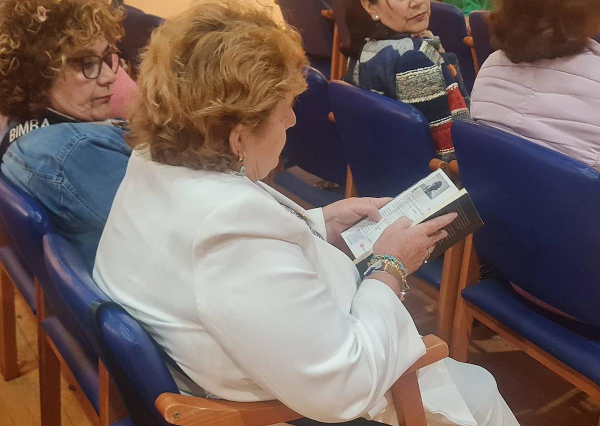 Imagen secundaria 1 - El escritor Antolín Castaño inaugura la Semana del Libro de Arroyo de la Luz