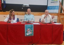 Eshter Cordero, responsable de la biblioteca, Carlos Caro, alcalde local, y el autor Antolín Castaño durante la presentación del libro.