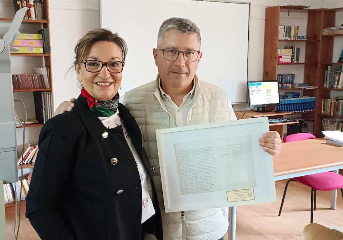 Imagen principal - El cornista arroyano junto a Nina Bañegil, directora del centro.
