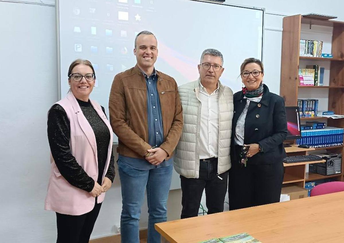 Imagen secundaria 1 - El cronista de Arroyo de la Luz vuelve a la escuela