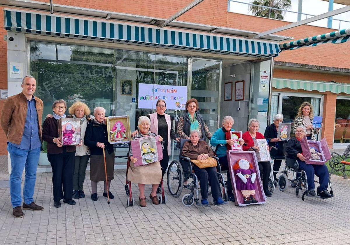 Inaugurada la exposición de muñecas de trapo en la residencia de mayores 'Virgen de la Luz'