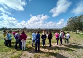 23 senderistas descubrieron interesantes rincones de la dehesa arroyana con la ruta cultural e histórica