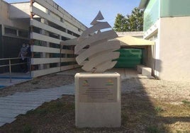 Monolito de los donantes de sangre a las puertas del centro de salud de Arroyo de la Luz.