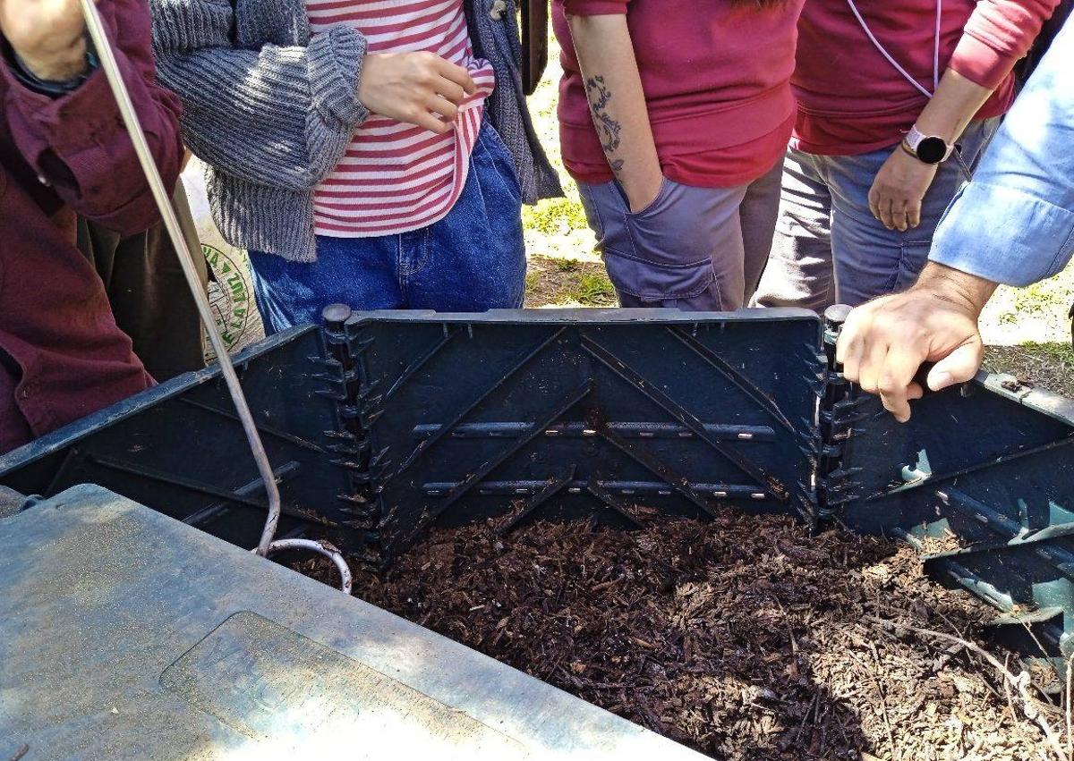 Imagen secundaria 1 - El seminario 'Mater Composta' formó a varias personas sobre compostaje