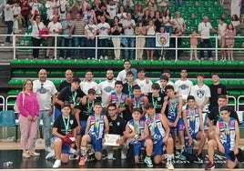 El equipo arroyano frente a su afición celebrando el gran final de liga.