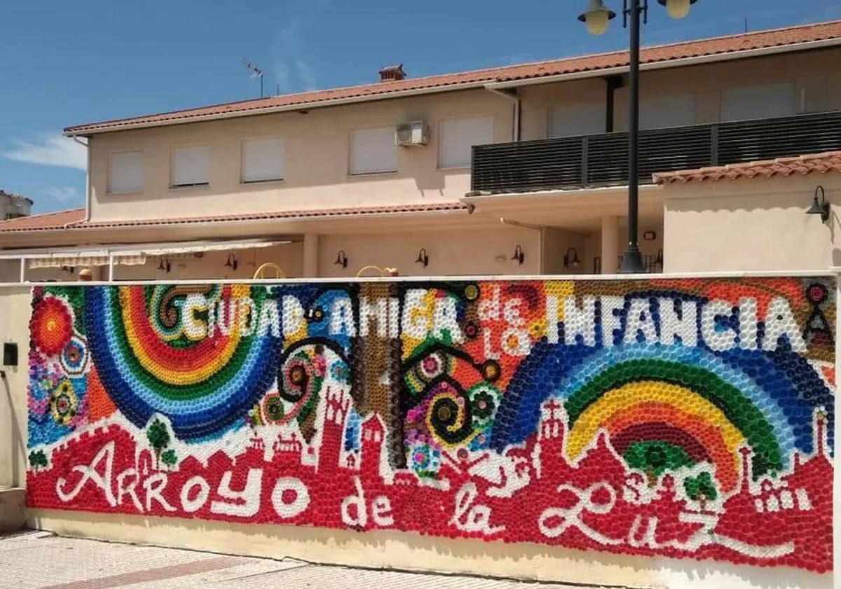 Imagen principal - Mural hecho con tapones en la localidad que celebra el título de 'Ciudad Amiga de la Infancia'.