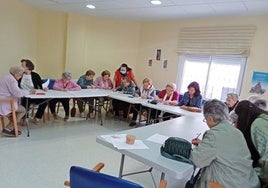 El grupo de mayores de la Cruz Roja disfruta de una actividad sobre producción y consumo responsable