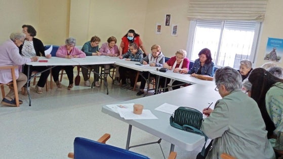 El grupo de mayores de la Cruz Roja disfruta de una actividad sobre producción y consumo responsable