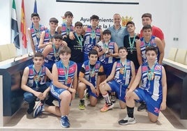 El alcalde arroyano recibió al equipo en el Salón de Plenos.