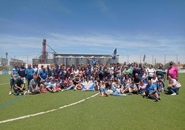 El equipo arroyano celebra el ascenso con su afición que se desplazó para acompañarles hasta Don Benito.