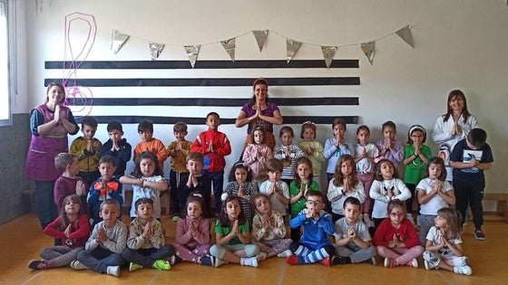 Nieves Fresneda lleva el yoga al colegio Ntra. Sra. de la Luz