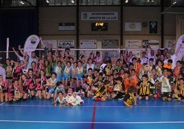 Equipos participantes en la fase final tras la entrega de trofeos y medallas.