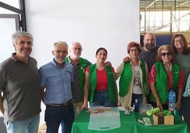 La Junta Local de la AECC durante la jornada solidaria.