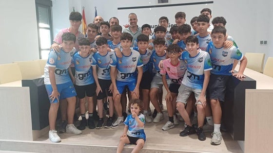 Carlos Caro recibe a los cadete del Arroyo CP tras su ascenso a Primera División