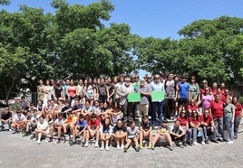 Participantes en el acto en el primer espacio sin humos de la localidad.