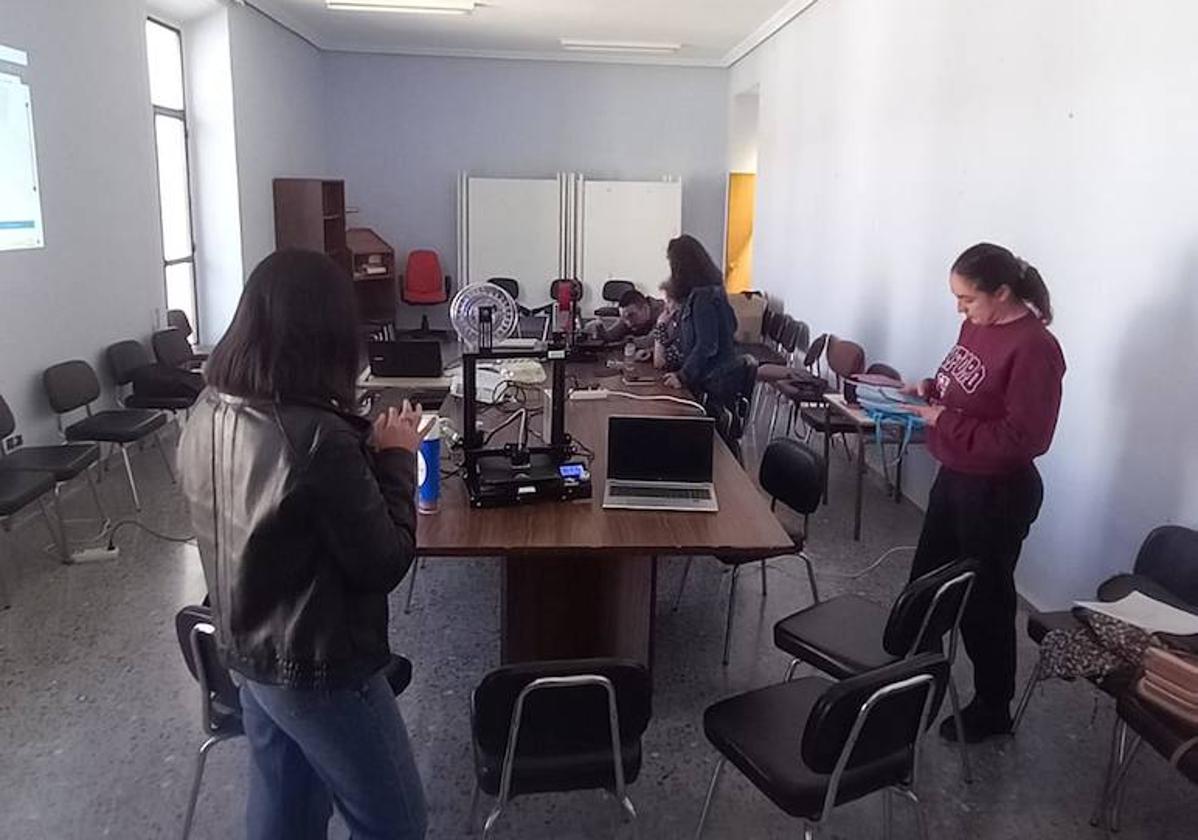Alumnas de ConectadAs Extremadura de Aldea del Cano participan en una sesión en el Círcular FAB de Arroyo de la luz